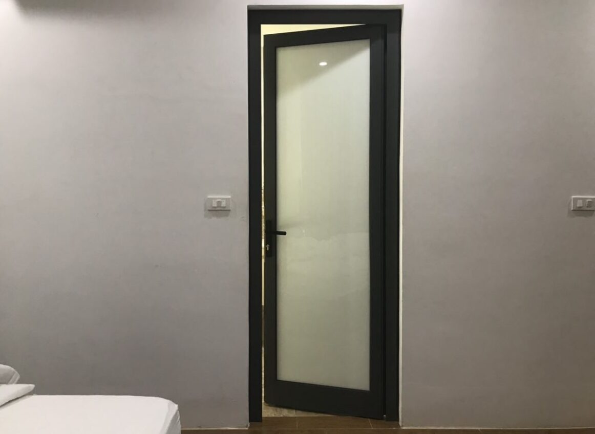 cửa nhà vệ sinh nhôm xingfa