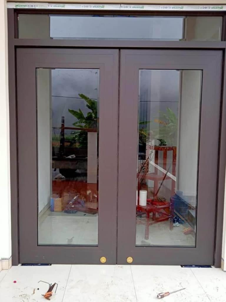 cửa nhôm kính bản lề sàn