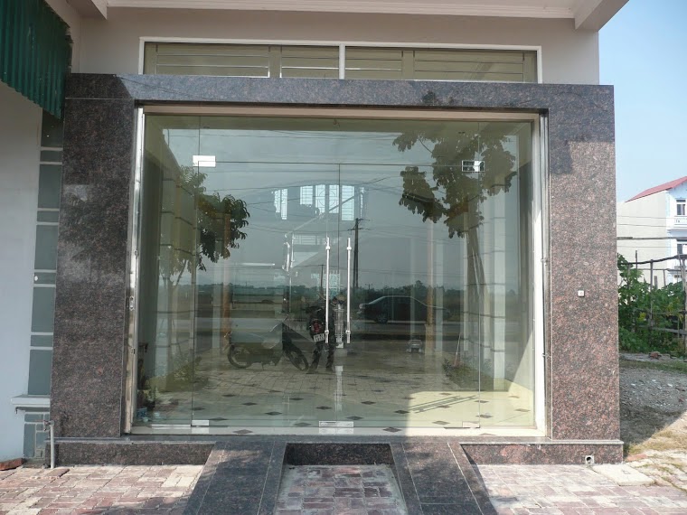 cửa nhôm kính bản lề sàn